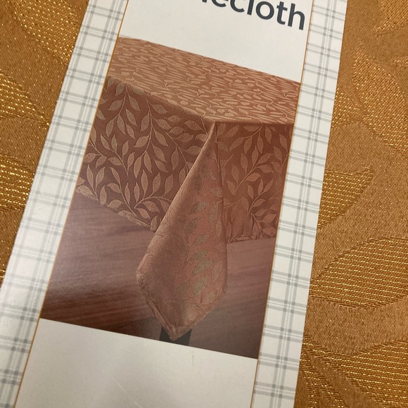NWT Leaf Shimmer Imprint Classy Fabric Table Cloth - Picture 4 of 10
